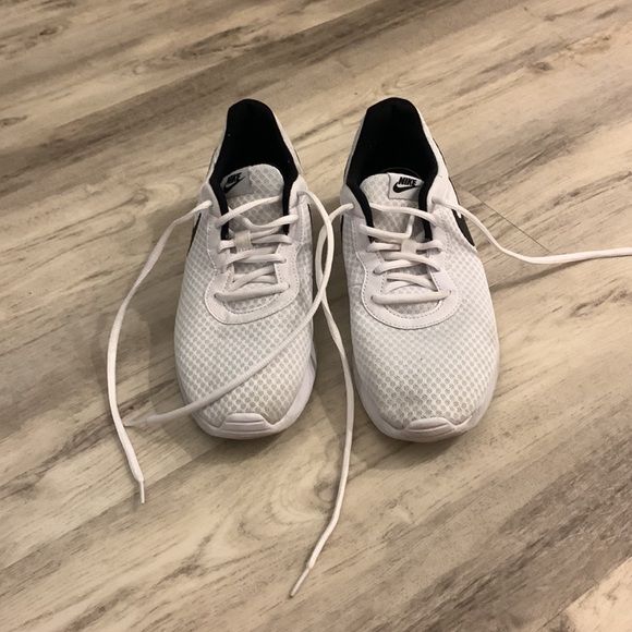 Men’s black and white Tanjun Nike sneakers size 9.5 - Picture 2 of 4